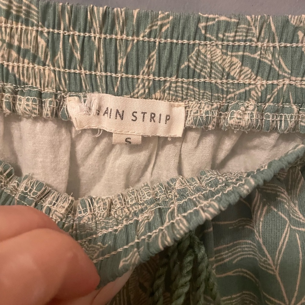 Main strip • mini skirt with ruffled hem • green with white plant print - Picture 3 of 6